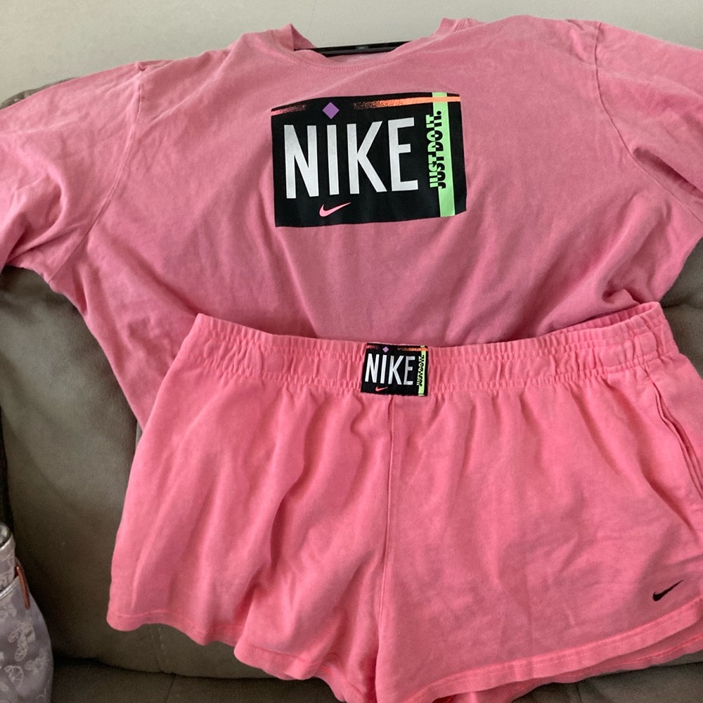 Tee shirt & shorts by Nike - Picture 2 of 2